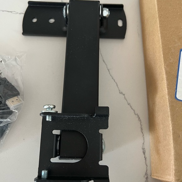 NEW Wall Mount Kit for 10”-50” TV - Picture 2 of 5